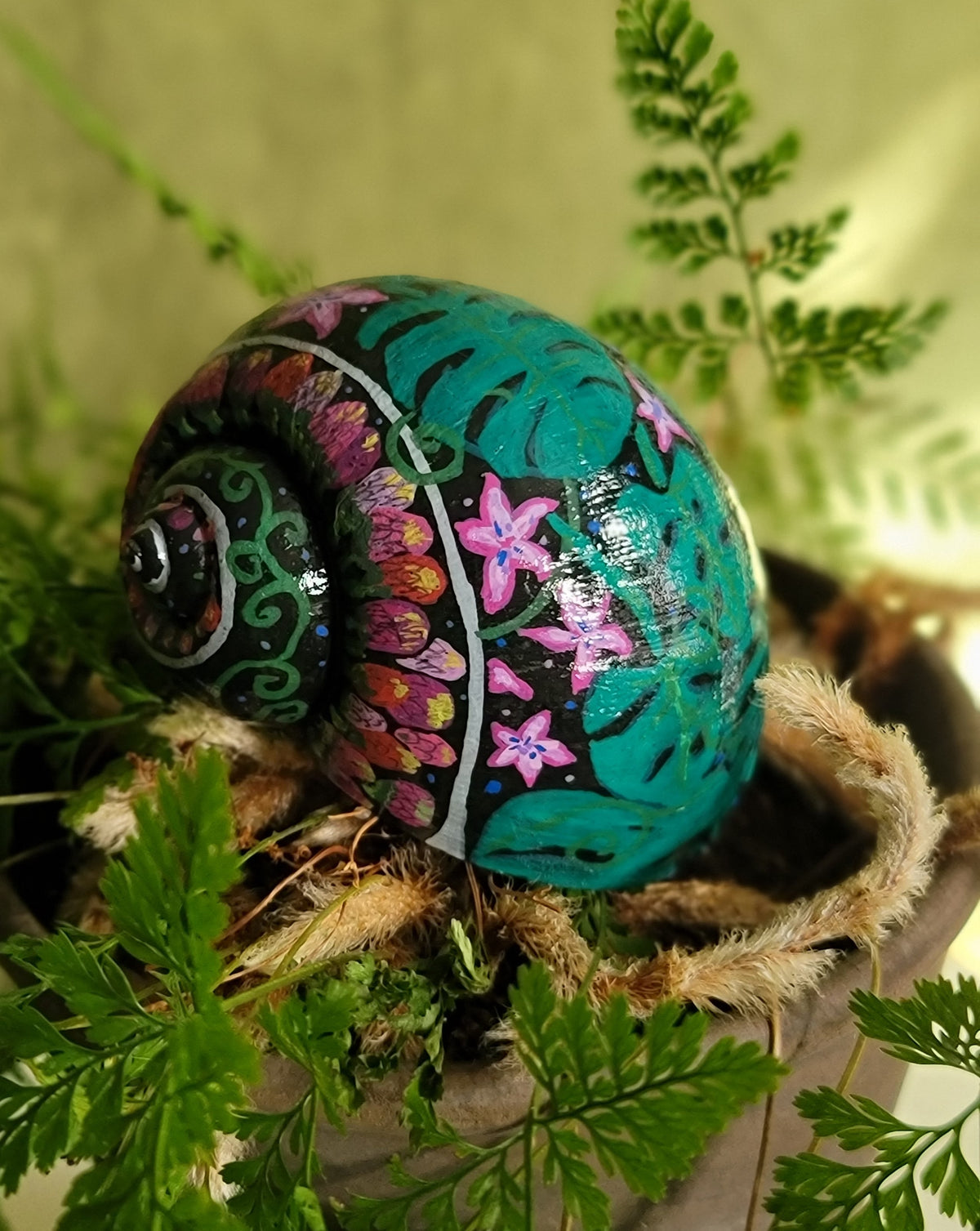 Hand-painted Apple Snail Shell "Monstera"
