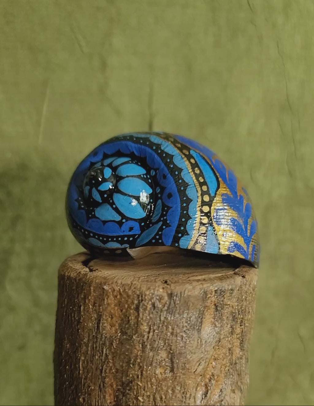 Hand-painted Apple Snail Shell "Blue & Gold"